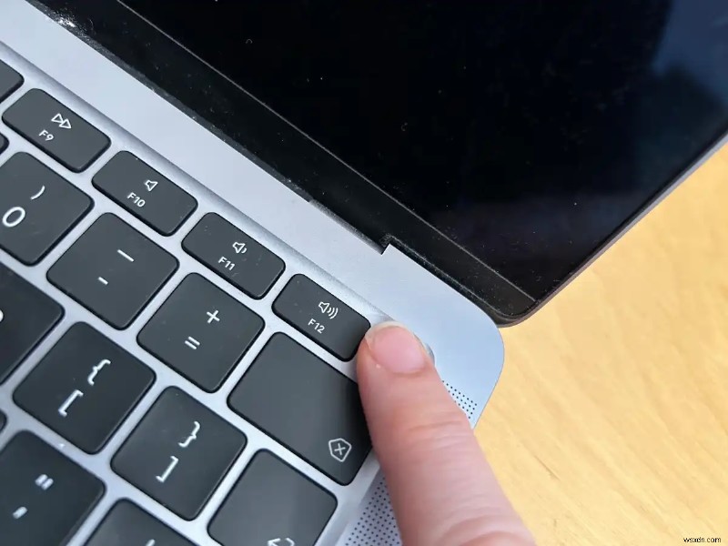 MacBookが充電中なのに電源が入らない!原因と実証済み7つの解決策