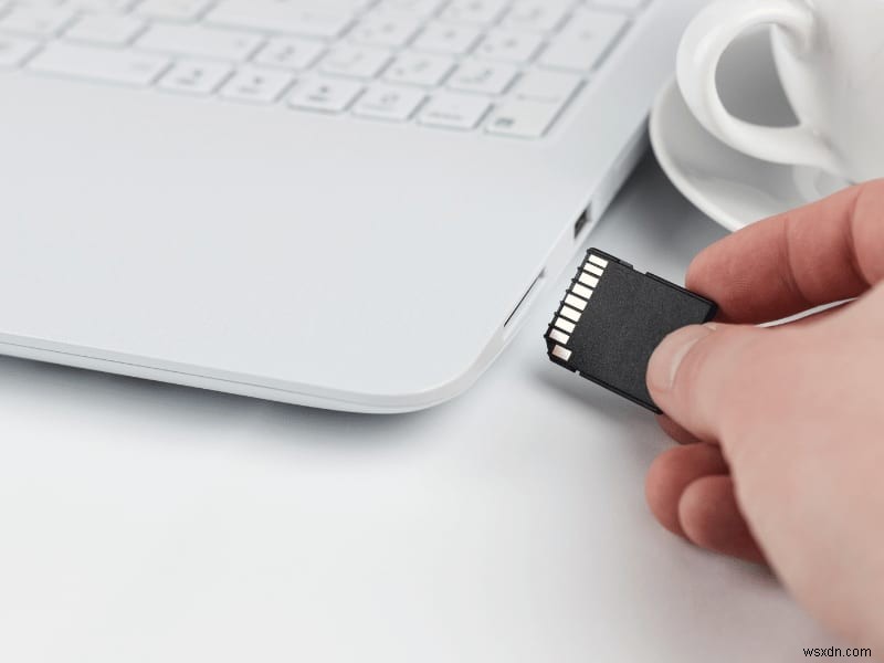 ノートパソコンのSDカードリーダーが認識しない?原因別の対処法とトラブルシューティング完全ガイド