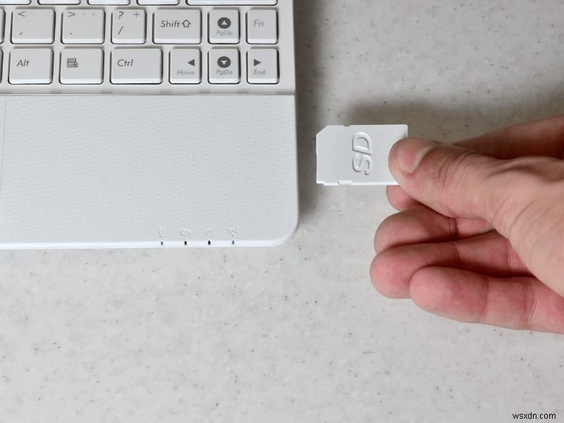 ノートパソコンのSDカードリーダーが認識しない?原因別の対処法とトラブルシューティング完全ガイド