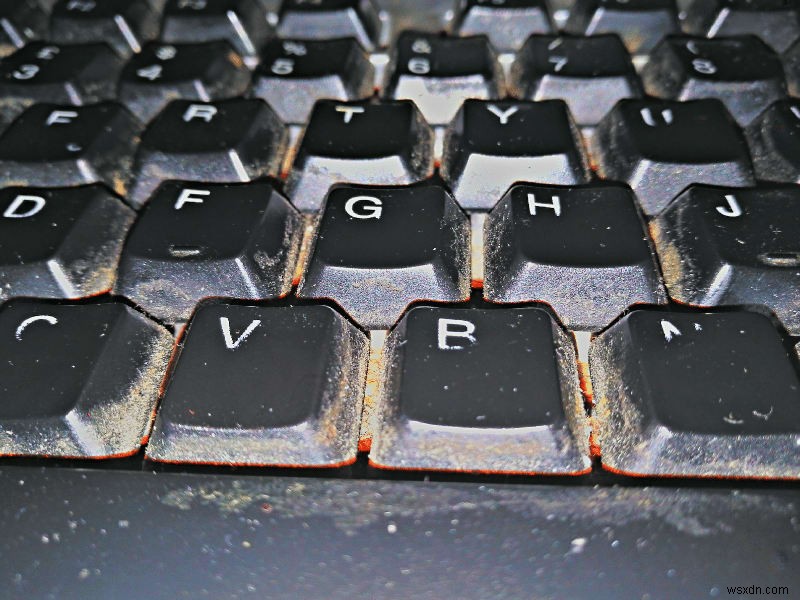 キーボードのキーが固い・反応しないときの原因とすぐできる直し方
