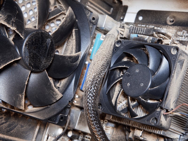 PCファンの騒音とホコリの蓄積を解消する方法|ステップバイステップ完全ガイド