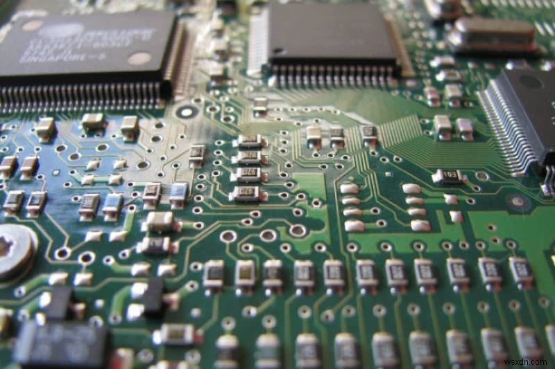 ノートパソコンに液体をこぼしたときの安全な対処・修理ガイド|応急処置からプロ修理まで