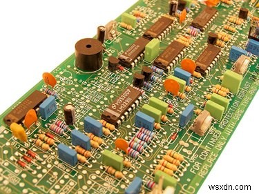 デジタルマルチメーターでコンデンサをテストする方法|ステップバイステップ完全ガイド