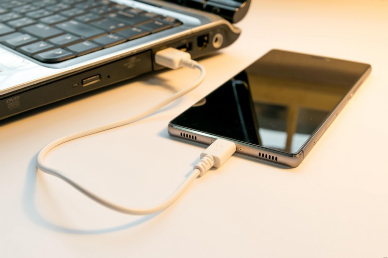 サムスンのスマホが乾燥しているのに「水分が検出されました」と表示される原因と対処法まとめ