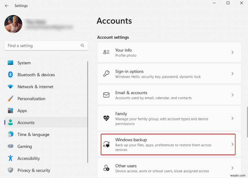 Windows 11でデスクトップとロック画面の壁紙が勝手に変わるのを止める方法