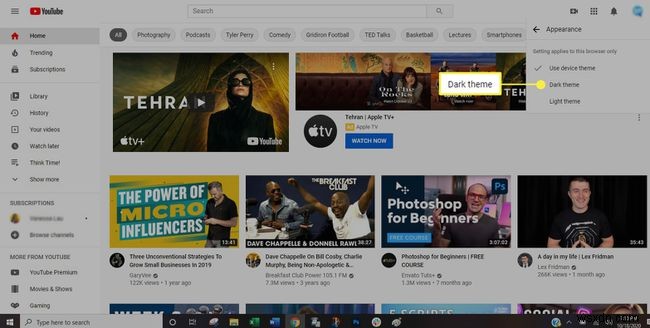 YouTubeのダークテーマをオンにする方法 