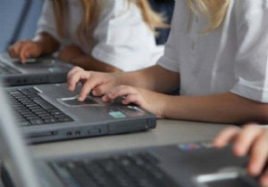 学校支給のノートPCにスパイウェアが仕込まれていないか確認する方法