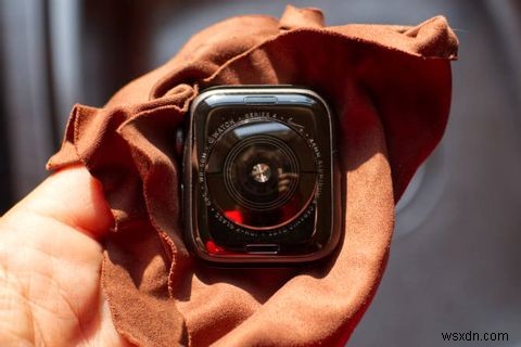 AppleWatchを4つのステップで安全かつ効率的にクリーニングする方法 