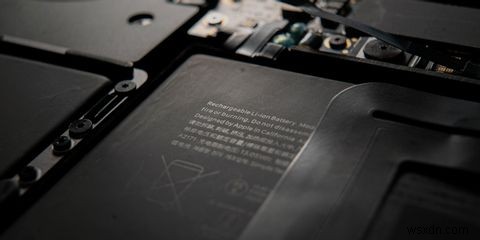 MacBookのバッテリーを調整する方法とその価値があるかどうか 