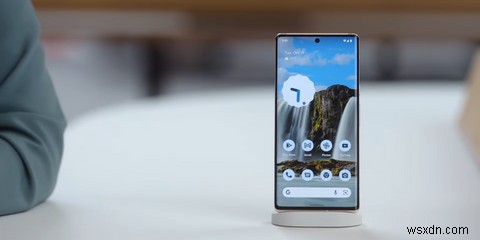 Androidスキンとは何ですか？電話メーカーはどのようにストックAndroidを変更しますか？ 