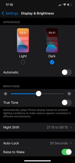 iPhoneで自動明るさをオフにする方法 