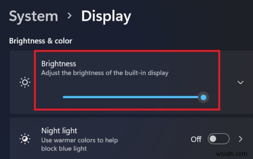 ノートパソコンまたはコンピュータのモニター画面をさらに暗くするか、明るさを下げます 