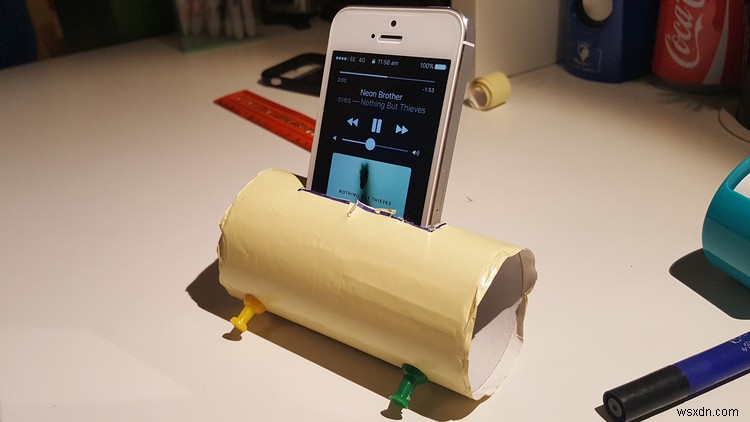 トイレットペーパーといくつかのピンだけを使って安いiPhoneスタンドを作る方法 