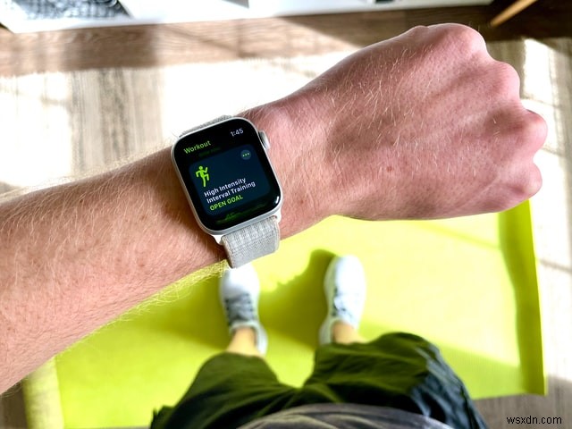 FitbitとAppleWatch：どちらが優れたフィットネストラッカースマートウォッチですか？ 