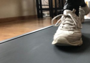 WalkingPadA1折りたたみ式トレッドミルで屋内を散歩 
