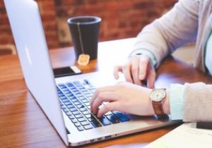 特定の日時に開くようにWebサイトをスケジュールする方法 