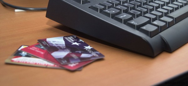 使い捨てのデビットカード番号でオンライン支払いはより安全ですか？ 