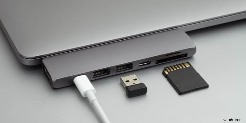 USB-C ハブとドッキング ステーション:MacBook Pro ユーザーにとってどちらが優れているか?