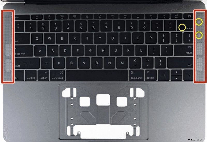 MacBook Pro のマイクはどこにありますか?