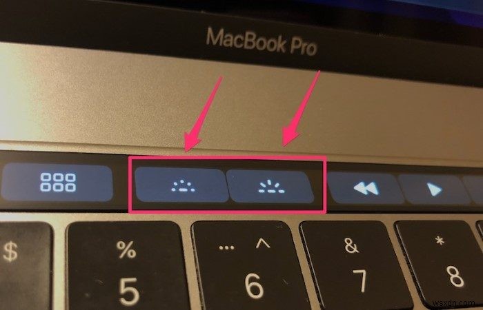 MacBook Pro でキーボード ライトをオンにする方法