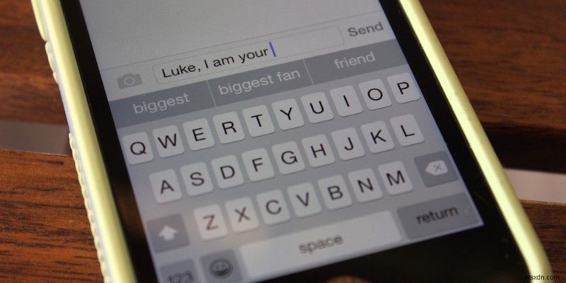 火曜日のヒント:iOS 8 で QuickType バーを非表示にする 