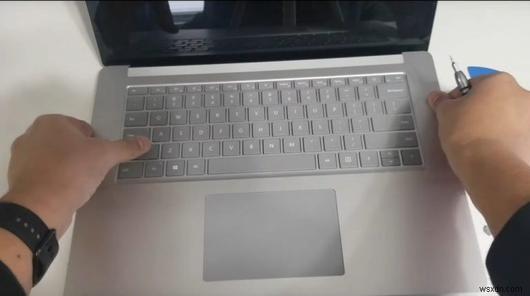 Surface Laptop 3 で SSD をアップグレードした方法は次のとおりです