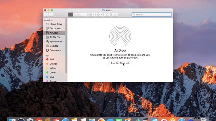 Mac で AirDrop を使用してオンにする方法