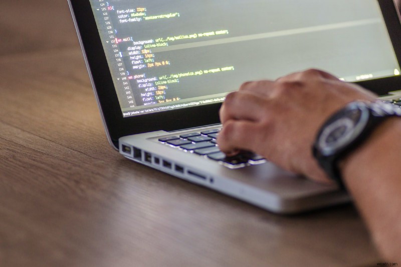 企業における HTML:誰が使用し、企業がどのように活用するか 