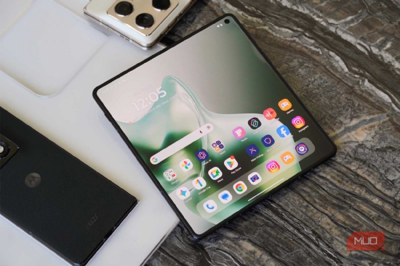 Motorola の Razr Fold:Samsung や Google を上回る手頃な価格の折りたたみ式 