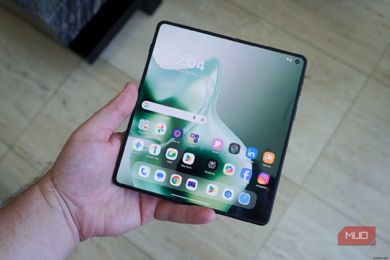 Motorola の Razr Fold:Samsung や Google を上回る手頃な価格の折りたたみ式 