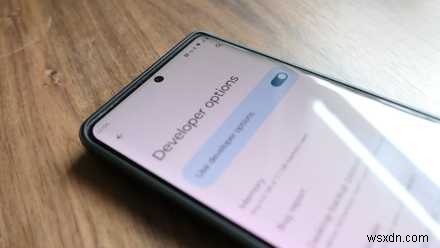 携帯電話でより高速な Wi-Fi のロックを解除:遅い接続を解決する隠れた開発者設定 