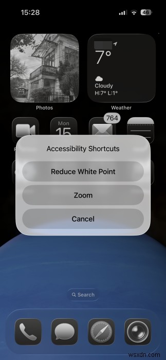 この簡単なハックで iPhone のディスプレイを最小値を超えて暗くする 