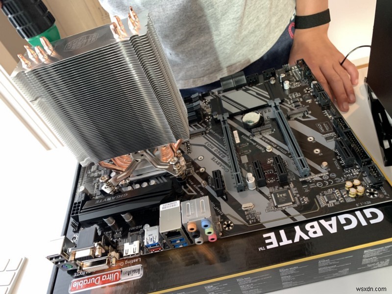 12 歳の子供と一緒に 1,001 ドルのフォートナイト ゲーム PC を組み立てる:ステップバイステップ DIY ガイド