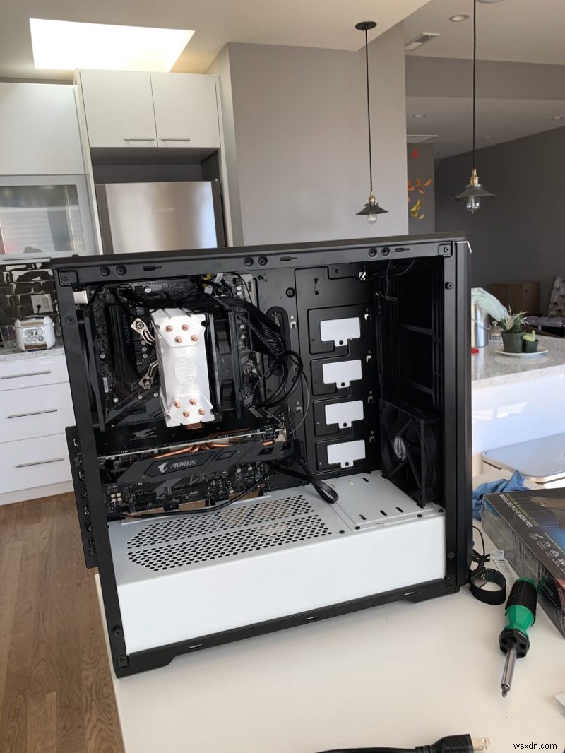 12 歳の子供と一緒に 1,001 ドルのフォートナイト ゲーム PC を組み立てる:ステップバイステップ DIY ガイド