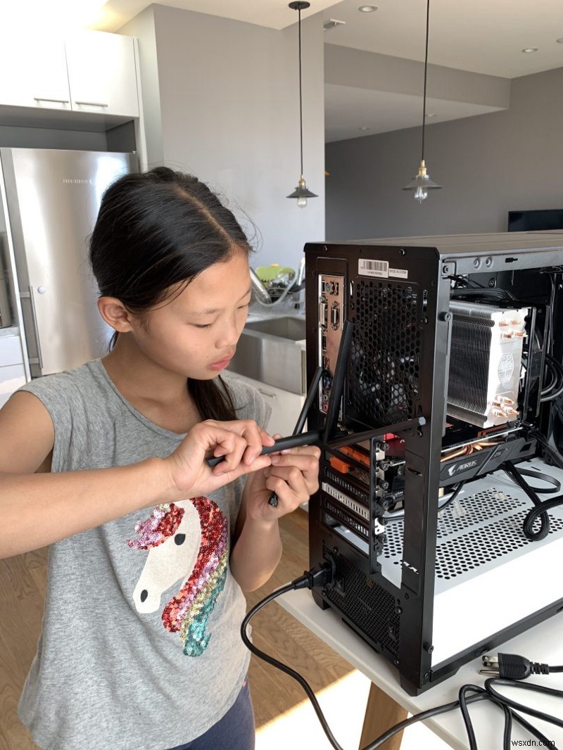 12 歳の子供と一緒に 1,001 ドルのフォートナイト ゲーム PC を組み立てる:ステップバイステップ DIY ガイド